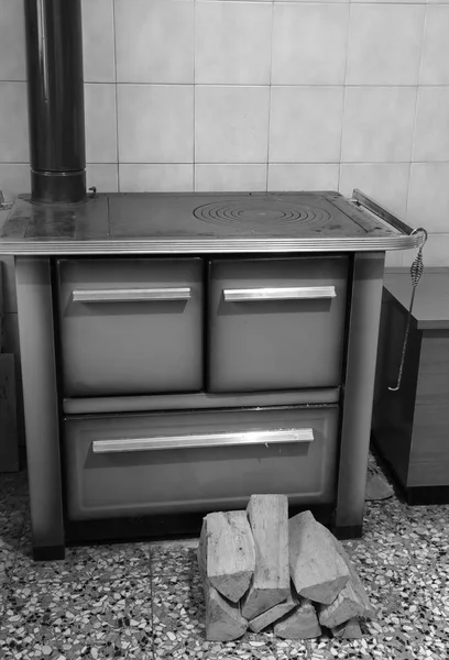 Old stove in the kitchen — Stock Photo, Image