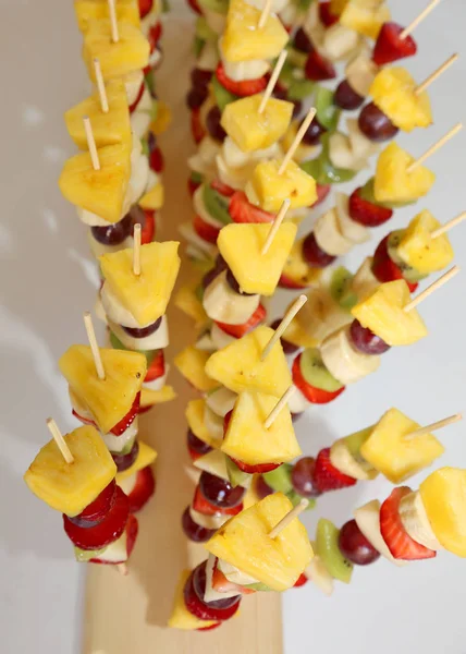 Brochettes avec ananas fraises kiwi banane — Photo