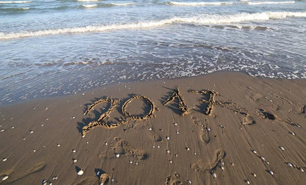 Texto 2017 na praia e as ondas — Fotografia de Stock