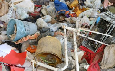 kırık bisiklet ve hurdalığın yanmış bir kişisel bilgisayar