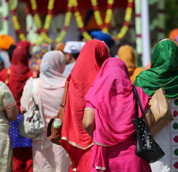 Två unga sikhiska kvinnor med färgad klänning i gatan — Stockfoto