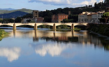 Arno Nehri Floransa İtalya ve modern köprü Ponte adlı 