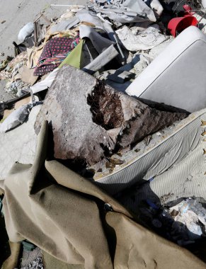 minder ve kirli giysiler içinde terk edilmiş Evsizler barınağı 