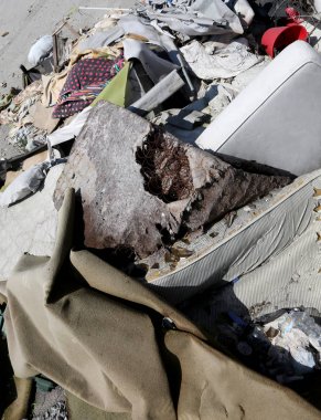 minder ve kirli giysiler içinde terk edilmiş Evsizler barınağı 