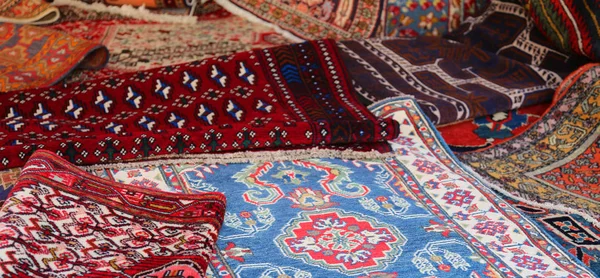 Vele Perzische en oosterse tapijten — Stockfoto