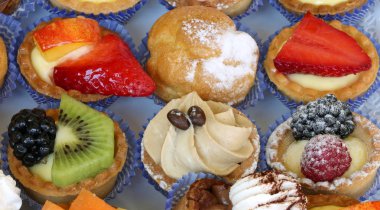 meyve ve krema ile hamur işleri