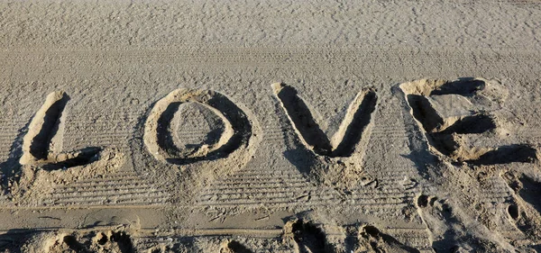 夏のビーチの砂の上の巨大なテキストの愛 — ストック写真