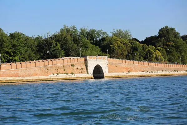 Birçok tuğla ile yapılan uzun köprü — Stok fotoğraf