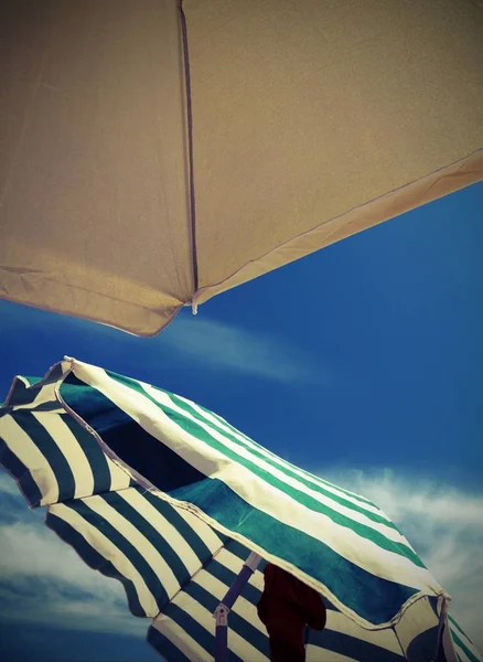 Twee paraplu's en blauwe hemel — Stockfoto