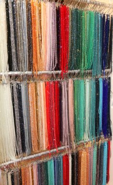 Satılık Birçok kolye ile raf