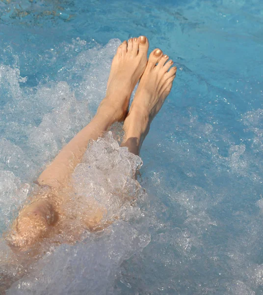 Füße während der Whirlpool-Therapie im Wellness-Pool — Stockfoto