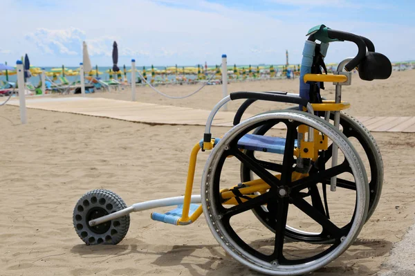 Rollstuhl mit Rädern aus Aluminiumlegierung, um sich im Sand zu bewegen — Stockfoto