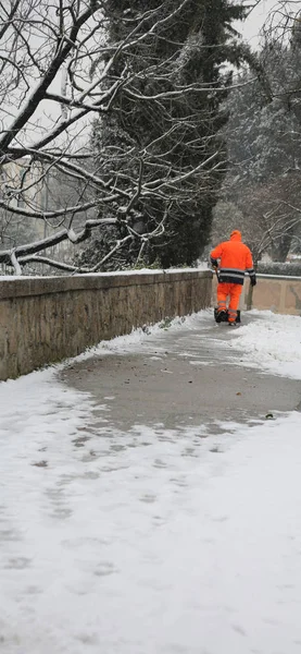 Onderhoud werknemer terwijl hij sneeuw schoppen — Stockfoto