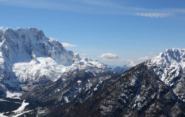 Winter landscape with the spectacular panorama of the mountains — Stock Photo, Image