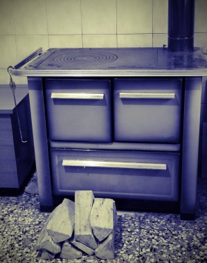 vintage etkisi ile mutfakta çok eski soba