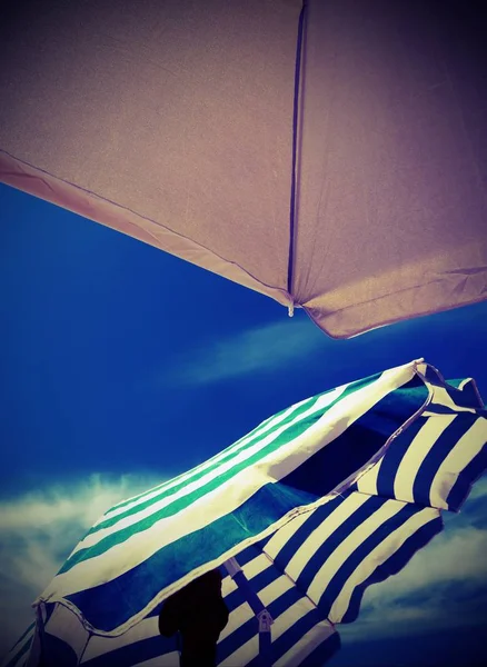 Deštníky a obloha s vintage efektem — Stock fotografie
