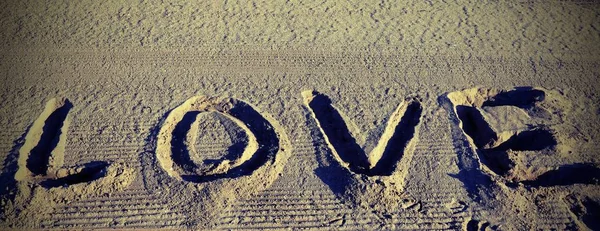 Texto AMOR na areia da praia no verão com efeito vintage — Fotografia de Stock