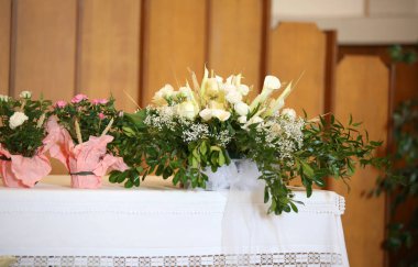 çiçekler ve kutsal altar