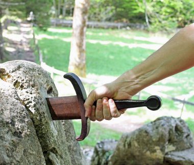 El ve taş Excalibur Kılıç