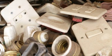 haddinden fazla yığılmış vintage elektronik parçalar