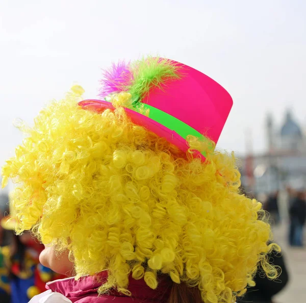 Peruca loira e chapéu fúcsia de um palhaço que se apresenta para crianças — Fotografia de Stock