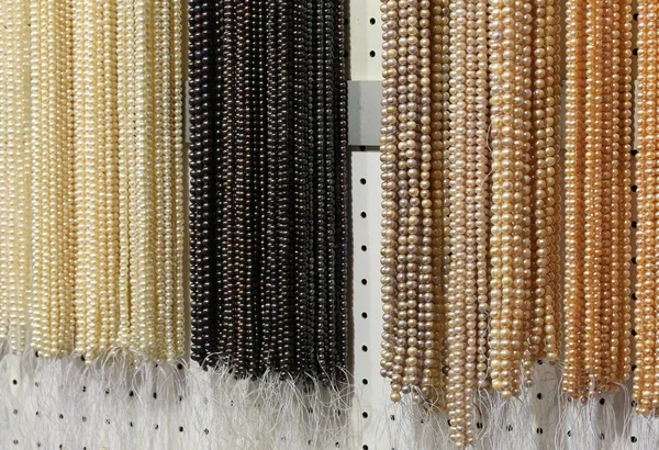 珍珠项链在展览会上安排出售 — 图库照片