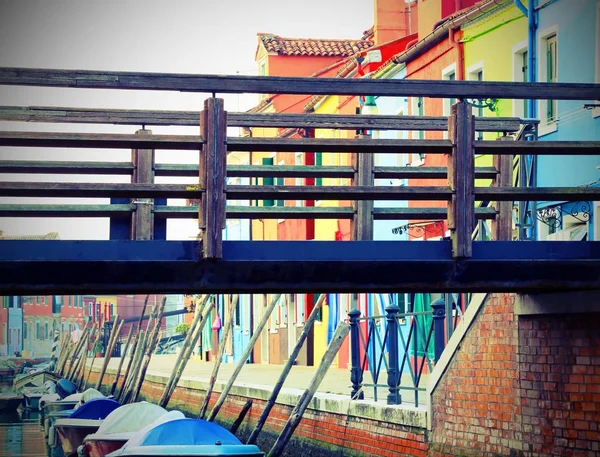 Pont sur la voie navigable près des maisons de l'île de Burano — Photo