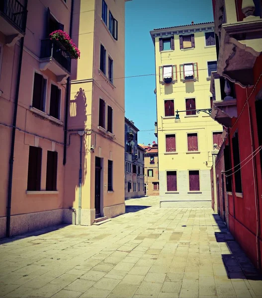 Casas y plazas en la isla de Santa Elena en Venecia con — Foto de Stock
