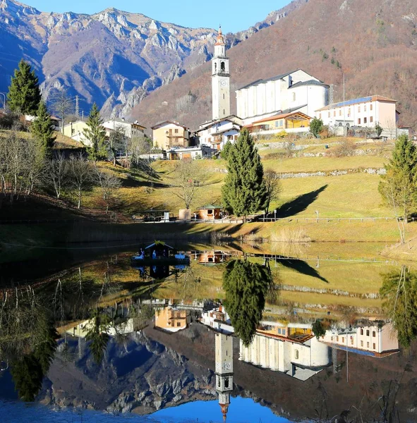 Pequeño pueblo llamado LAGHI con el estanque — Foto de Stock