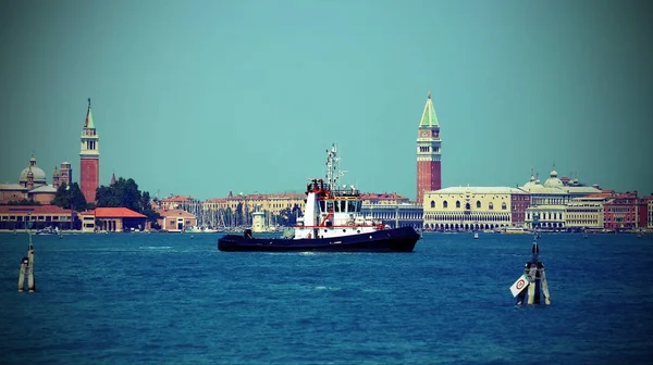 Remolcador para cruceros navegando al puerto de Venecia con vint — Foto de Stock