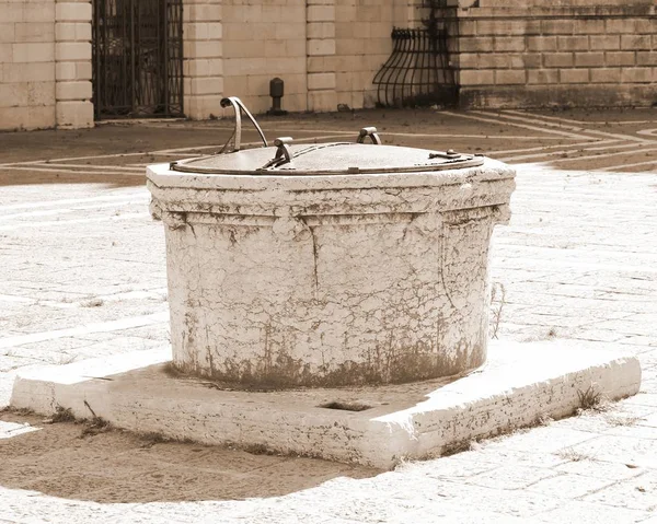 Pozo para recoger el agua de lluvia en la isla de Venecia con tono sepia — Foto de Stock