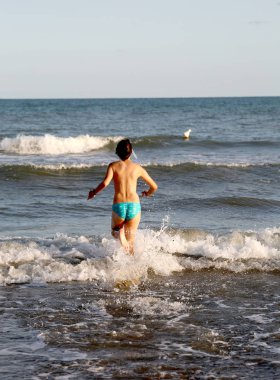 Çocuk dalgalar halinde çalışır