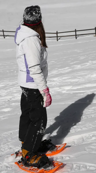 Μικρό κορίτσι στα βουνά με αθλητικά είδη και το λευκό χιόνι — Φωτογραφία Αρχείου