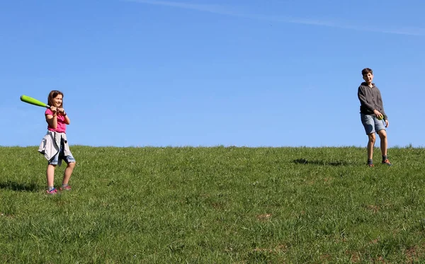 Dos niños jugando al aire libre — Foto de Stock