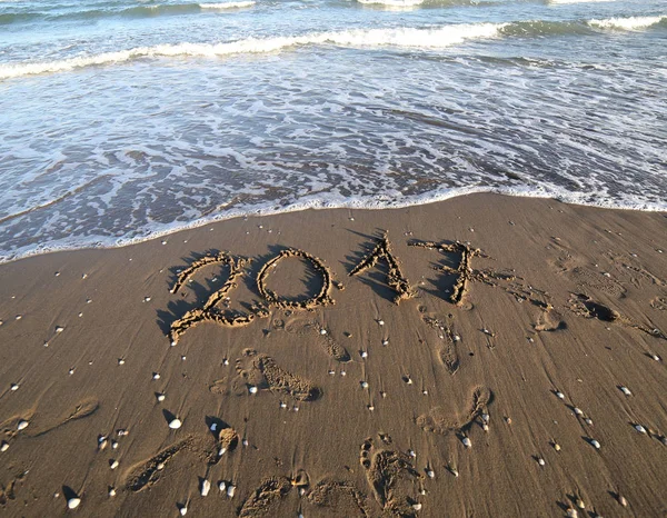 Fondo con texto 2017 en la playa en verano — Foto de Stock