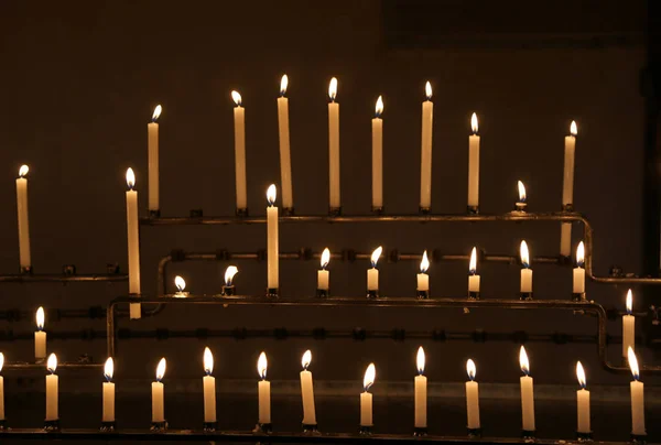 Kaarsen met vlammen tijdens godsdienst massa — Stockfoto