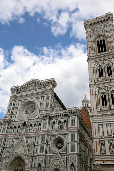 Detalhe da torre sineira pintada por GIOTTO perto do Duomo de Florenc — Fotografia de Stock