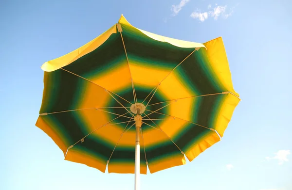 Parasol naar schuilplaats van de zonnestralen in de zomer — Stockfoto