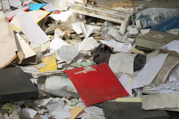 Papelera y mucha basura en una oficina abandonada — Foto de Stock