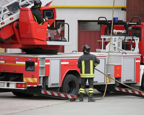 Fire engine and firefighters during an emergency — Stock Photo, Image