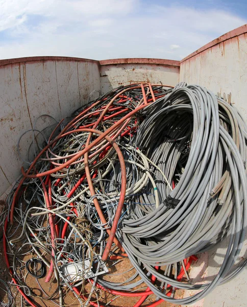 All'interno di un contenitore pieno di pile di cavi elettrici — Foto Stock