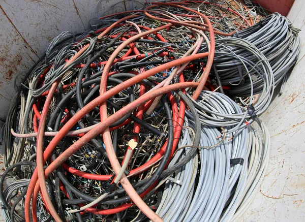 Elettrical geïsoleerde kabels in het recyclingcentrum — Stockfoto