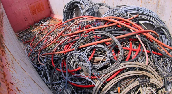 Vele verouderde elektrische kabels — Stockfoto