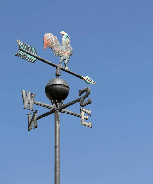 Weathervane με σιδερένιο κόκορα — Φωτογραφία Αρχείου