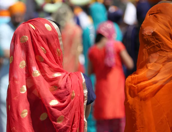 Två sikhiska kvinnor med en slöja på huvudet — Stockfoto
