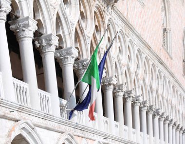 İtalyan ve Avrupa Birliği bayrakları dalgalar dışında Venedik Palazzo Ducale