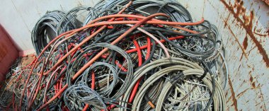 Eski Elektrik kablolar yığını büyük bir kaba