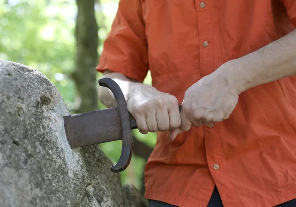 Manos Del Muchacho Que Toma Espada Excalibur Piedra — Foto de Stock