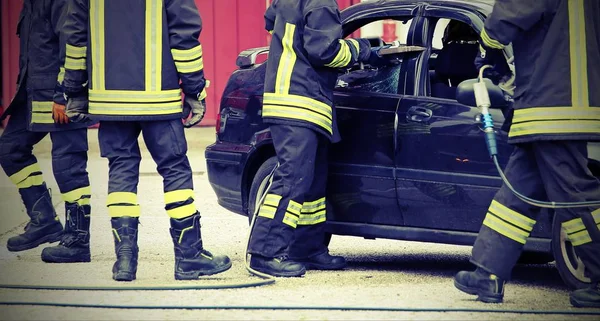 Strażacy Zwolnić Kierowca Uwięziony Samochodzie Wypadku — Zdjęcie stockowe