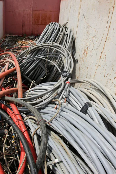Mnoho Nepoužitelný Elektrické Kabely Vyrobené Gumy Mědi Kontejneru Separovaného Odpadu — Stock fotografie